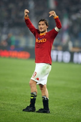 totti%20pollice%20giu%20derby%20dic%2009.jpg