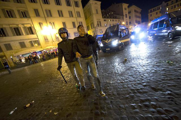 clashes-between-police-and-supporters-of-feyenoord-in-the-centre-of-rome-3