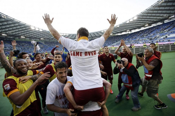 totti-game-over-di-spalle-esulta