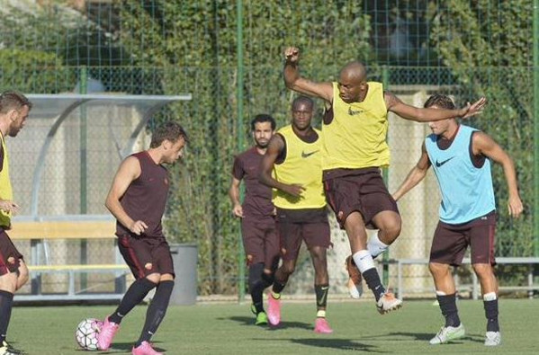 salah-allenamento-roma-dietro-altro