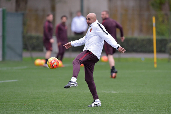 luciano-spalletti-leads-his-first-training-session-as-new-as-roma-coach-4