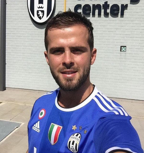 Pjanic: 'Ecco la nostra seconda maglia. Il blu è un bel colore' FOTO