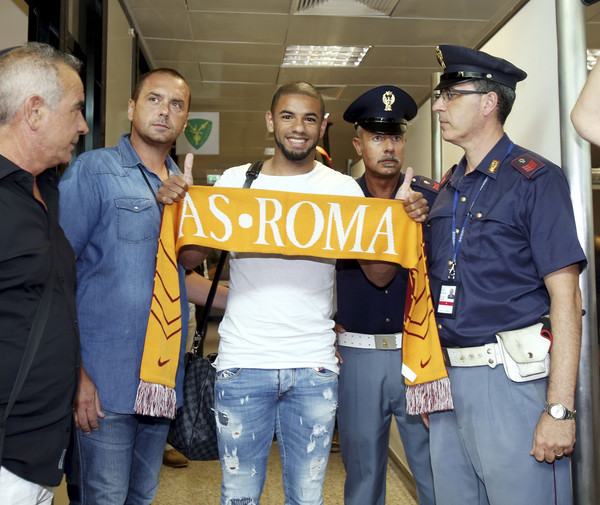 as-roma-new-signing-bruno-peres-arrives-at-rome-3