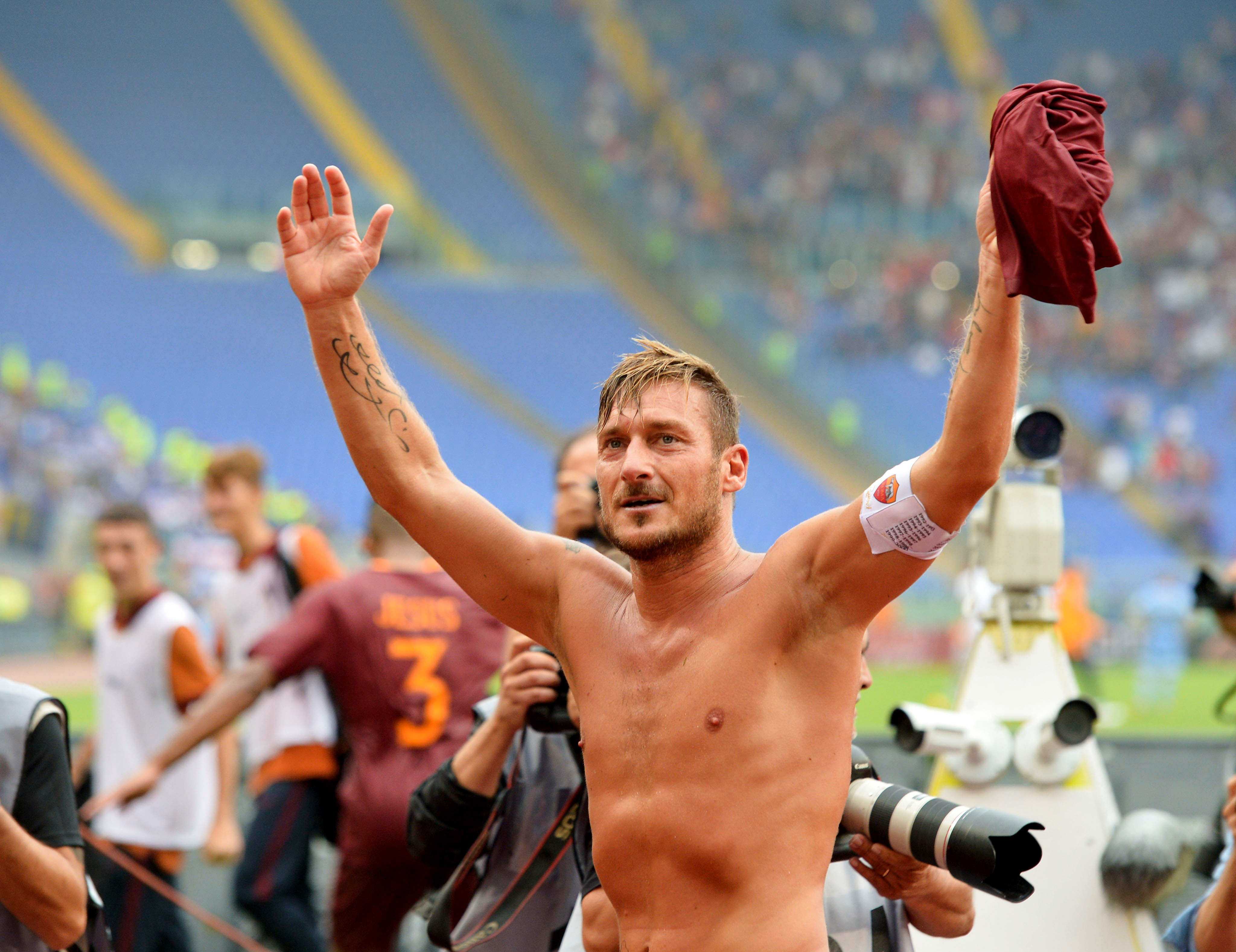 La bandiera che diventa storia. totti e i migliori anni della ... Porta tv a bandiera per angolo