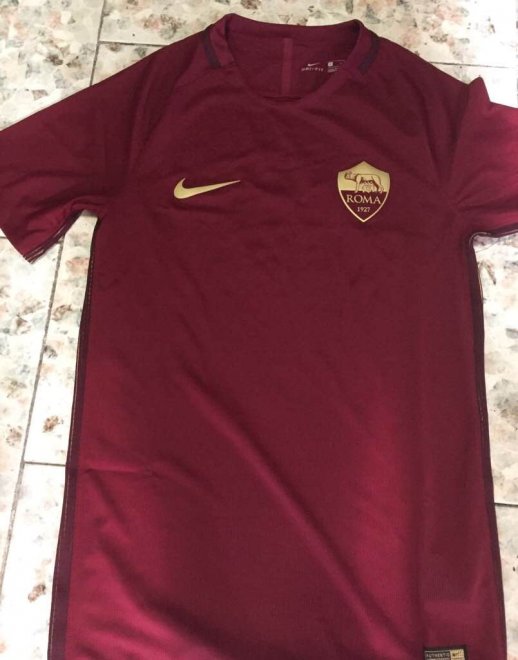 Roma, la nuova maglia rosso porpora per le due sfide con la Lazio (FOTO) »  LaRoma24.it – Tutte le News, Notizie, Approfondimenti Live sulla As Roma