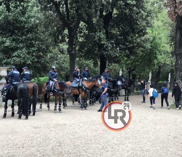 roma-liverpool-polizia-a-cavallo