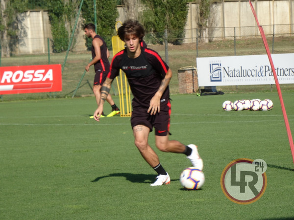 ritiro-roma-antonucci-con-pallone-09-07-2018