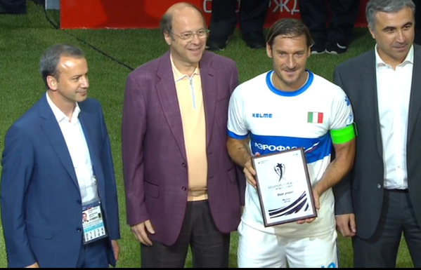 totti-targa-miglior-giocatore-legends-super-cup