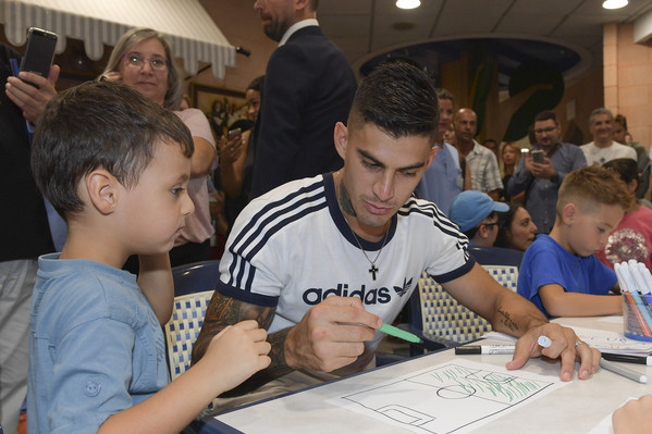 diego-perotti-e-davide-santon-visitano-il-reparto-pediatrico-dellospedale-sant-eugenio-di-roma-8