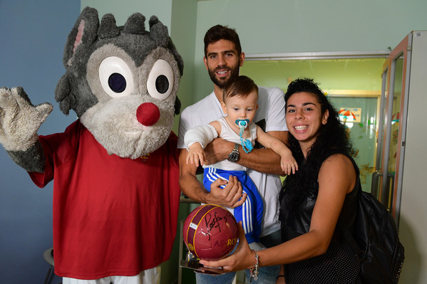 federico-fazio-e-eleonora-cunsolo-in-visita-al-reparto-pediatrico-dellospedale-santeugenio-di-romafederico-fazio-e-eleonora-cunsolo-in-visita-al-reparto-pediatrico-dellospedale-sant