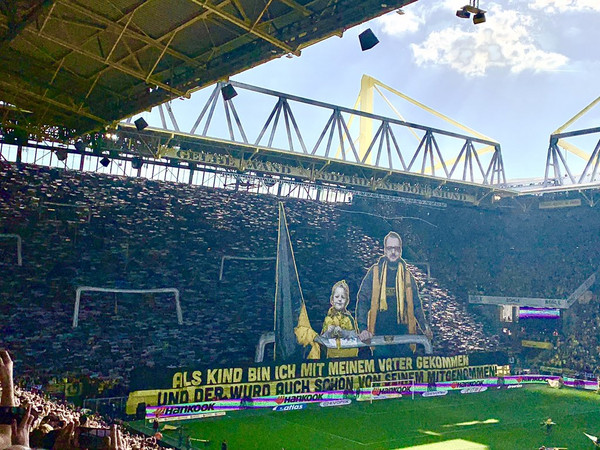 Borussia Dortmund, la toccante coreografia dei tifosi: \