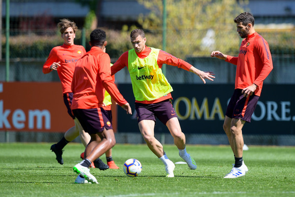 as-roma-seduta-di-allenamento-al-centro-sportivo-di-trigoria-87