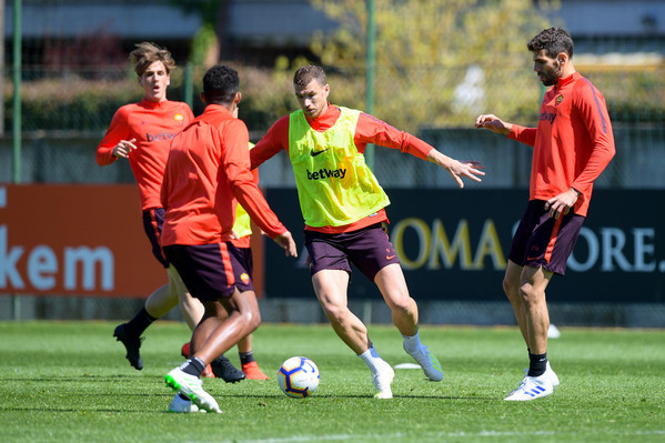 as-roma-seduta-di-allenamento-al-centro-sportivo-di-trigoria-87