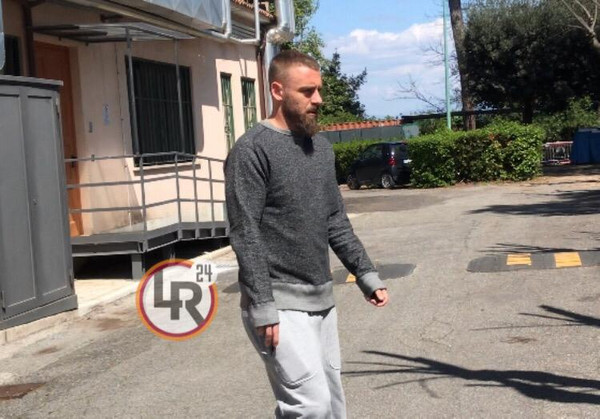 de-rossi-a-villa-stuart-visite-mediche-15-04-19-2