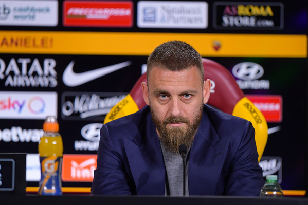 as-roma-de-rossi-lascia-la-conferenza-stampa-del-capitano-8