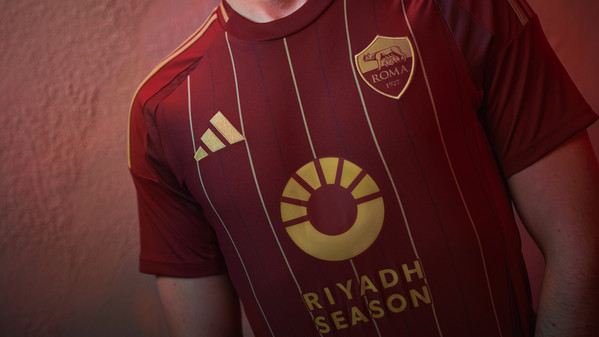 Roma oggi col Tolosa l esordio casalingo della nuova maglia lo store Adidas di Via del Corso si tinge di giallorosso per l occasione LaRoma24 Tutte le news