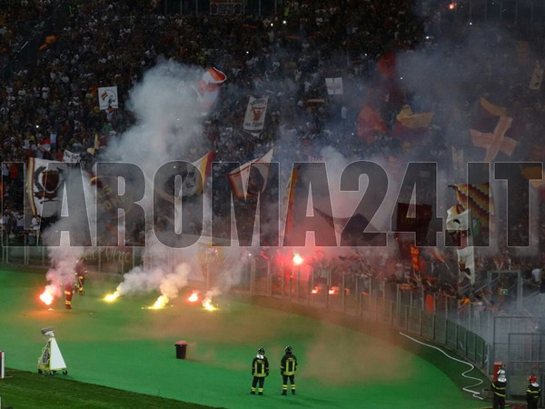 curva-sud-fumogeni3-presentazione-roma-fenerbahce-19-08-14