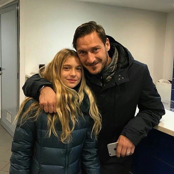 Totti bức xúc vì ảnh con gái tuổi teen lộ vòng ba  Ngôi sao