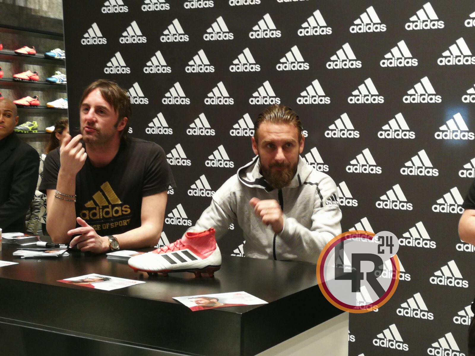 comprare bene miglior fornitore la migliore vendita Cisalfa Eur: De Rossi presenta i nuovi scarpini Adidas. Presenti ... comprare bene miglior fornitore la migliore vendita Cisalfa Eur: De Rossi presenta i nuovi scarpini Adidas. Presenti ...
