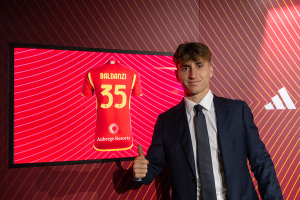 as-roma-unveil-new-signing-tommaso-baldanzi-2